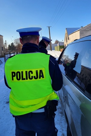 Policjanci mierzący prędkość podczas działań na drodze
