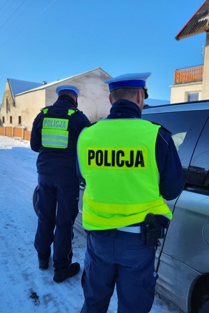 Policjanci mierzący prędkość podczas działań na drodze