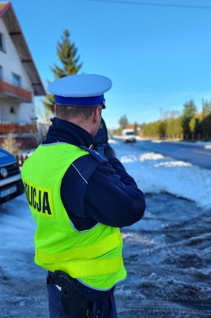 Policjanci mierzący prędkość podczas działań na drodze