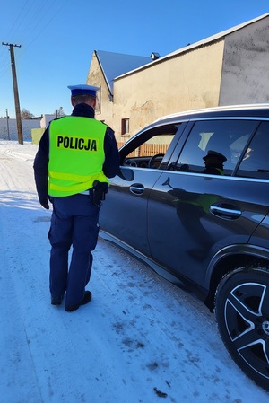 Policjanci mierzący prędkość podczas działań na drodze