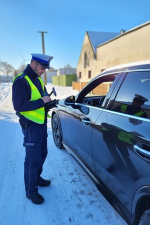 Policjanci mierzący prędkość podczas działań na drodze