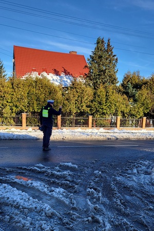 Policjanci mierzący prędkość podczas działań na drodze
