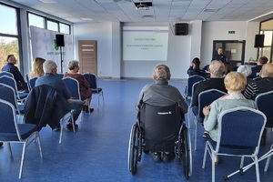Policjanci  podczas debaty społecznej z udziałem Seniorów