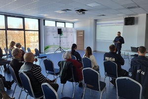 Policjanci  podczas debaty społecznej z udziałem Seniorów