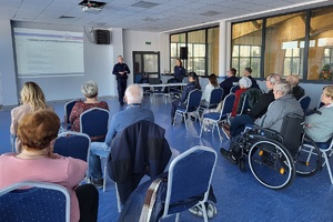 Policjanci  podczas debaty społecznej z udziałem Seniorów
