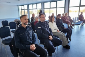 Policjanci  podczas debaty społecznej z udziałem Seniorów