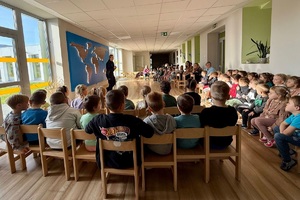 Policjanci prowadzą spotkanie z przedszkolakami, pokazują sprzęt służbowy i opowiadają o bezpieczeństwie