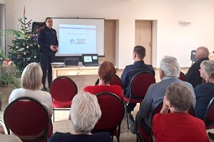 Dzielnicowy z PP Osie omawia aplikację KMZB