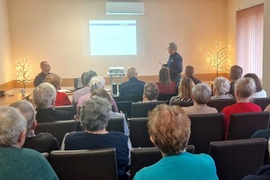 Policjant omawia aplikacje &quot; Dzielnicowy bliżej nas&quot;