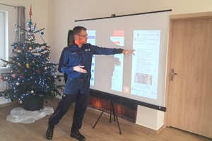 Funkcjonariusz przedstawia przykład działania sprawców przestępstw