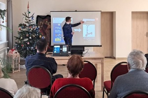 Policjant wskazuje na co zwracać uwagę na stronach internetowych