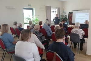 Policjantka wita uczestników debaty