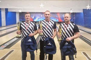 Funkcjonariusze odbierający nagrody za I miejsce w zawodach