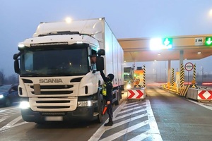 Policjant kontroluje trzeźwość