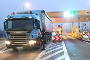 Mundurowy przeprowadza kontrolę