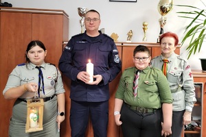 Pierwszy Zastępca Komendanta Powiatowego Policji w Świeciu z harcerzami