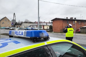 Policjant mierzy prędkość przy przejściu dla pieszych