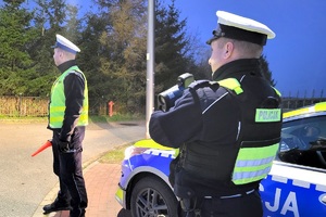 Policjanci ruchu drogowego podczas patrolu statycznego