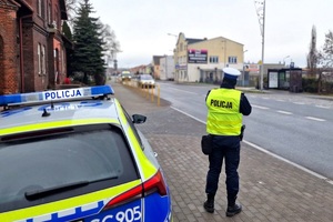 Policjant czuwający nad bezpieczeństwem na drodze