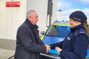 Pan Burmistrz Miasta i Gminy Pruszcz przekazuje kluczyki do nowego radiowozu