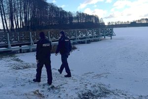 Policjanci patrolują teren przy jeziorze