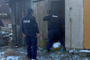 Policjanci sprawdzają pustostan