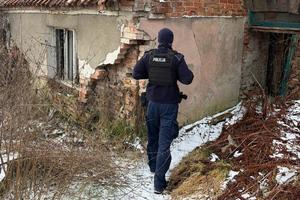 Policjant sprawdza teren pustostanu