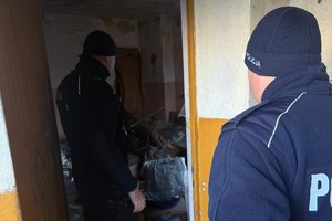 Policjanci sprawdzają, czy w pustostanie nie ma osób potrzebujących pomocy