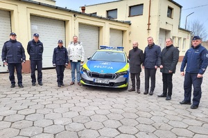 Przedstawiciele samorządu obecni przy przekazaniu radiowozu