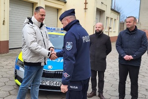 Kierownik OPI otrzymuje kluczyki do nowego pojazdu