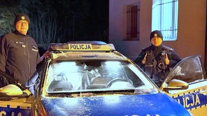 Policjanci przy radiowozie