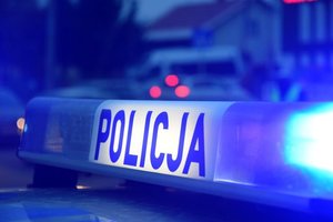 Lampa błyskowa na radiowozie z napisem POLICJA