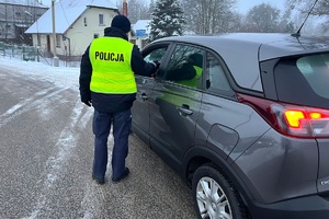 Policjant kontroluje trzeźwosć