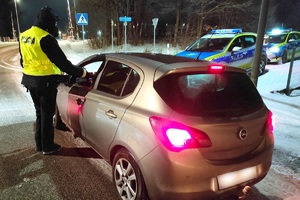 Funkcjonariusz przeprowadza kontrole trzeźwości w ramach działań " Trzeźwy poranek"