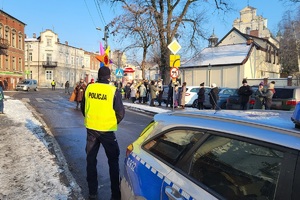 Policjanci zabezpieczają Orszak Trzech Króli idący ulicami Świecia