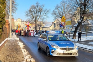 Policjanci zabezpieczają Orszak Trzech Króli idący ulicami Świecia