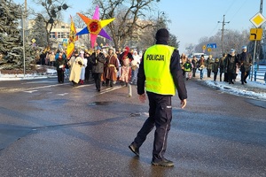 Policjanci zabezpieczają Orszak Trzech Króli idący ulicami Świecia