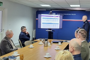 Komendant Powiatowy Policji w Świeciu omawia pracę policjantów za rok 2025