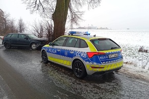 Radiowóz  stojący przed miejscem zdarzenia drogowego