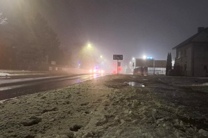 złe warunki atmosferyczne: mgła i śliska nawierzchnia