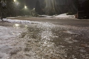 złe warunki atmosferyczne: mgła i śliska nawierzchnia