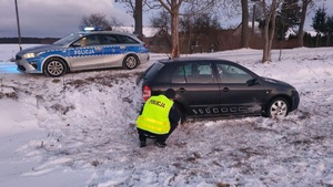 Policjant wykonuje oględziny pojazdu