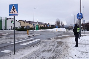 Policjant prowadzi kontrole prędkości