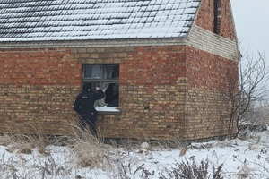 Policjant kontroluje pustostany