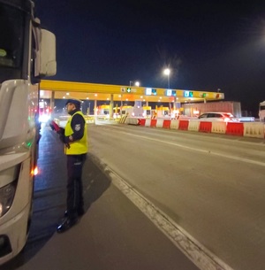 Policjanci kontrolujący trzeźwość kierujących