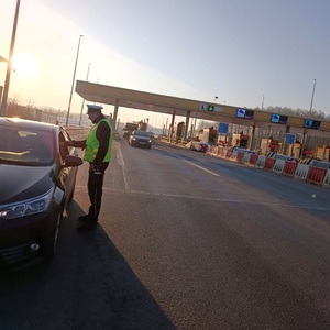 Policjanci kontrolujący trzeźwość kierujących