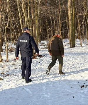 Funkcjonariusze sprawdzają tereny leśne