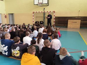 Policjant tłumaczy zasady bezpiecznego zachowania w trakcie ferii zimowych