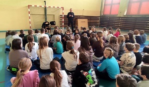 Policjant tłumaczy zasady bezpiecznego zachowania w trakcie ferii zimowych