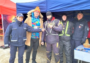 Policjanci przy stoisku profilaktycznym z okazji WOŚP